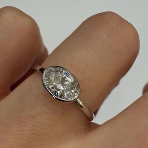 Anillo de compromiso solitario horizontal de oro macizo de 14K/18K con diamante ovalado cultivado en laboratorio de 1 quilate, venta al por mayor del fabricante - Product Image 1