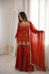 Haz que tu día brille con nuestro salwar kameez tradicional de tela de seda pura con bordados y lentejuelas para mujeres o niñas. - Product Image 4