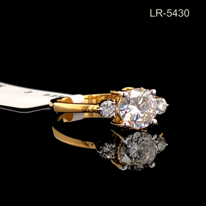 แหวนเพชรแล็บโกรว์ 3.20 กะรัต ทองคำขาว 14K ประดับเพชรสามเม็ด แหวนหมั้น ได้รับการรับรองจาก IGI ชุบโรเดียม ทรงโซลิแทร์ คลาสสิก สวยงาม - Product Image 1