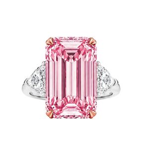แหวนทรงสามเหลี่ยมประดับเพชรสามเม็ดในทองคำขาว 18K พร้อมเพชรทรงเหลี่ยมมรกตสีชมพูแฟนซีและเพชรทรงไตรลิออนด้านข้าง ตัวเรือนทองคำชมพูแบบกรงเล็บ - Product Image 1