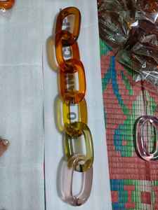 Colección de Esculturas de Pared de Lujo con Cadena de Resina Multicolor, Juego de Colgantes Decorativos en Tonos Ámbar y Amarillo Claro para Diseño de Interiores - Product Image 3