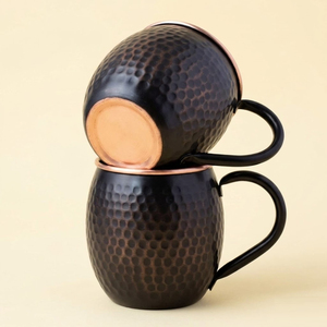Mug à Moscow Mule en cuivre massif pur, fait main, avec design martelé et poignée en laiton, pour cocktails, bière et boissons fraîches - Product Image 3