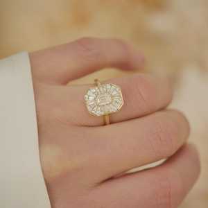 Anillos de Compromiso Vintage con Esmeralda y Diamantes Cultivados en Laboratorio, Oro Sólido de 14K y 18K, con Detalles Marquise y Halo, Anillos de Propuesta, Venta al por Mayor de Fábrica - Product Image 2