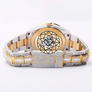 Reloj de Lujo Ecológico Personalizado con Fecha Automática, Números Romanos, Cuarzo y Moissanita en Acero Inoxidable Premium - Product Image 3