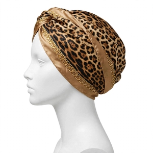 Écharpe en soie à imprimé feuilles pour femme avec bordure chaîne dorée, châle carré en satin, accessoire de mode estival, cadeau, extérieur - Product Image 4