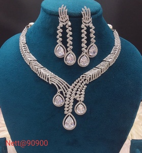 Parure de bijoux en alliage plaqué argent avec collier et boucles d'oreilles en cristal pour femme, motif plume taille poire, style classique, idéale pour mariage - Product Image 2