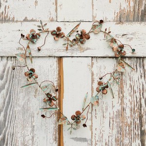 Corona rústica con forma de corazón hecha con delicadas guirnaldas de metal adornadas con flores de cobre, hojas y detalles de pátina verde para decoración. - Product Image 1