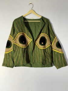 เสื้อแจ็คเก็ตปักลายตาปีศาจสีเขียวทำมือ – เสื้อโค้ทซูซานีแบบเปิดด้านหน้าสไตล์โบโฮ – เสื้อคลุมดีไซน์ศิลปะ - Product Image 2