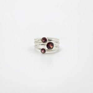 Anillo Clásico de Plata de Ley 925 con Tres Gemas de Granate, Anillo Multibanda, Joyería de Diseño Moderno para Bodas y Fiestas - Product Image 1
