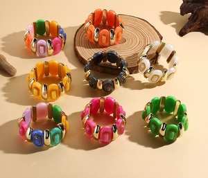 Bracelets en résine géométriques plaqués or, bijoux multicolores tendance, style unisexe, disponibles chez Worldwide Supply - Product Image 1