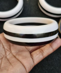 Bracelet en résine blanche et noire de qualité supérieure, léger, confortable à porter, artistique, élégant, couleur personnalisée Angel - Product Image 4