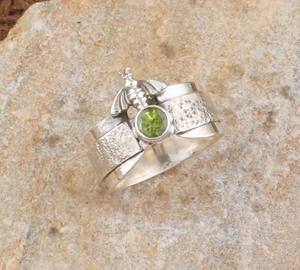 Anillo de Plata de Ley 925 con Peridoto Natural y Engaste de Bisel de Abeja, Gema Verde de Nacimiento de Agosto para Mujer, Venta al por Mayor - Product Image 3