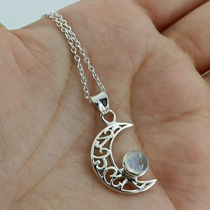 จี้สร้อยคอเงินแท้ทำมือประดับมูนสโตนสีรุ้งทรงกลมแบบฝังขอบ  งานฝีมือสไตล์โบโฮ  อัญมณีธรรมชาติประจำเดือนมิถุนายน - Product Image 6