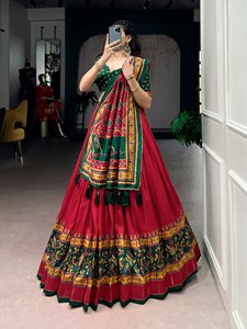 Conjunto de Lehenga Choli de Seda Elegante con Estampado y Borde Tejido con Zari, Lehenga con Dupatta de Seda, Ropa Étnica India - Product Image 4