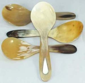 Cuillère de cuisine en corne naturelle avec style de cuillère rustique, parfaite pour servir des salades, vaisselle et articles de table écologiques, personnalisable - Product Image 1