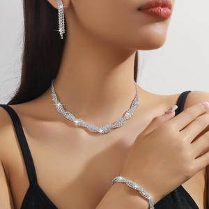 Parure de bijoux de luxe AMBER JEWELS en argent 925 et moissanite, avec boucles d'oreilles, collier et bracelet à pampilles, bijoux fins en or 14 carats - Product Image 3