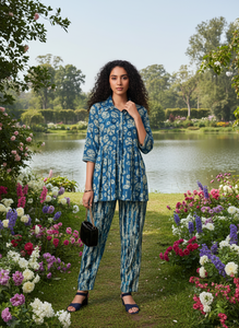 Ensemble coordonné imprimé floral haut de gamme pour femme, kurta et pantalon asymétriques ethniques contemporains, avec foulard assorti, idéal pour les fêtes, en polyester - Product Image 4