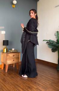 Conjunto de diseñador listo para usar: Top de seda crepé natural con bordado de lentejuelas de 5 mm, pantalón palazzo con corte Kali y dupatta. - Product Image 2