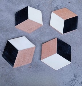 Posavasos Redondos de Madera de Mango Hechos a Mano y Resina de Mármol Blanco, Juego de Posavasos de Lujo con Incrustaciones Decorativas de Mariposas en Madera - Product Image 5