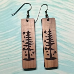 Boucles d'oreilles pendantes en bois avec motif arbre et cœur, gravées au laser, forme rectangulaire, bijoux artisanaux en bois naturel - Product Image 2