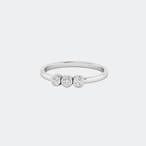 Anillo de Diamantes con Tres Piedras Engastadas en Bisel de 0.20CTW - Product Image 2