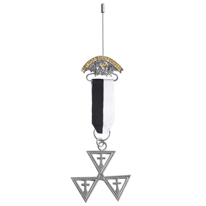 Bijou de poitrine du commandant des Templiers, médaille croix plaquée argent avec ruban noir et blanc, bijou d'officier de la franc-maçonnerie - Product Image 1