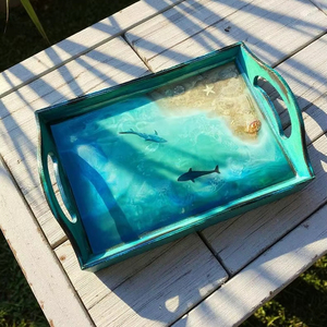 Plateau artisanal en bois et résine, thème océan, avec coquillages et sable véritable, pigment qui brille dans le noir. - Product Image 2