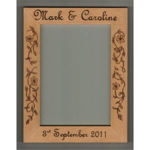 Cadre photo en bois personnalisé en gros, gravé au laser, motif floral, cadre photo vintage, cadeau souvenir de mariage personnalisé OEM - Product Image 1