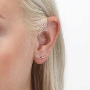 Pendientes de Oro Amarillo con Barra Curva y Diamantes Cultivados en Laboratorio - Product Image 2