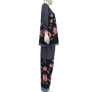 Chemise de nuit décontractée pour femmes à manches courtes et pantalon long avec taille élastique, motif floral, tissu en rayonne par Chrysanta - Product Image 3