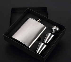 กระติกน้ำสุดหรูสีเงินพร้อมกรวยทันสมัยทนทานกันรั่วเหมาะสำหรับของขวัญการผจญภัยกลางแจ้งและการเดินทาง - Product Image 5