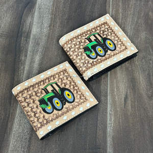 Cartera de Cuero Repujado Estilo Western Hecha a Mano con Diseño de Tractor, Múltiples Ranuras para Tarjetas y Bolsillo con Cremallera, Carteras Bifold Duraderas - Product Image 5