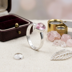 Anillo de Cuarzo Rosa con Forma de Pera - Anillo de Latón Plateado con Acabado Mate Estilo Bohemia Sin Níquel - Product Image 1