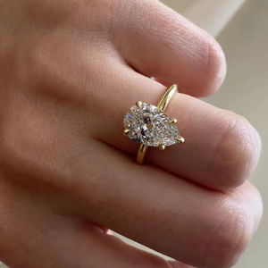 Bague solitaire classique simple pour femme en or 10K rhodié, diamant de laboratoire taille poire de 2,5 carats certifié IGI, clarté VS, couleur EF - Product Image 1