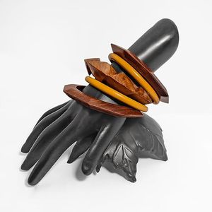 Conjunto de Pulseras de Madera Hechas a Mano con Diseño Inspirado en la Sangría, Brazaletes Gruesos Tallados a Mano, Exportaciones Premium del Craft Emporium - Product Image 1
