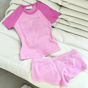 Ensemble t-shirt et short pour femmes modernes, matière légère et douce, coupe confortable - Product Image 2