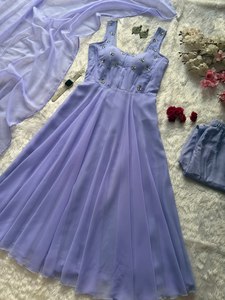 Robe de soirée Anarkali sans manches, coupe trapèze, longueur ras du sol, ajustée pour femme, avec broderies illusion, style indien pakistanais, pour Diwali et mariage - Product Image 6
