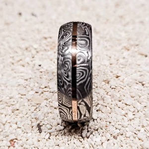 Bague en acier Damas avec insert en or rose, alliance pour homme, ajustement confortable, motif grain de bois unique, faite à la main, garantie 3 ans, pour le marié - Product Image 6