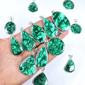 BISMILLAH GEMS Colgante Artesanal de Piedras Preciosas Mixtas Bañado en Plata, con Forma de Lágrima Audaz y Circular, Verde, Estilo Bohemio, con Mensaje de Paz - Product Image 1