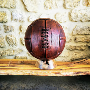 Ballon de football classique en cuir vintage, conçu avec une esthétique rétro, en cuir véritable, détails faits main, à prix raisonnable. - Product Image 1