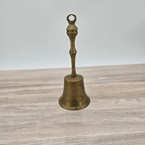 Campana de Mano Clásica de Latón, Artesanía Tradicional, Acabado Pulido, Ideal para Rituales, Meditación, Eventos y Decoración Espiritual - Product Image 3