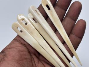 Ensemble d'aiguilles à tricoter et de lucets en os faits à la main – Outils traditionnels pour le tissage, le tricot et le crochet - Product Image 4