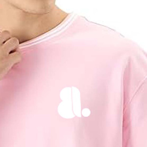 T-shirt décontracté rose à manches longues et col rond en jersey de coton respirant pour homme, avec logo frontal et design uni - Product Image 3