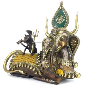 Estatua Decorativa para el Hogar de la Diosa Vaca con Ratones, Hecha a Mano en Latón Tradicional, Chapada en Oro, Bahurupiya - Product Image 1