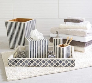 Juego de Accesorios de Baño Modernos Portátiles de Tres Piezas en Blanco y Negro con Diseño de Cuatro Hojas de ILAHI, Dispensador de Jabón y Caja para Toallas de Papel - Product Image 4