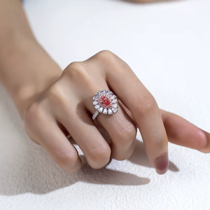 Bague de fiançailles de luxe pour femme avec diamant rose fantaisie taille poire et diamants latéraux couleur D, certifiée IGI - Product Image 4