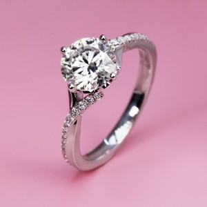 Anello <span class=keywords><strong>di</strong></span> Fidanzamento SGARIT Personalizzato in Oro 18K con Diamante Coltivato in Laboratorio IGI Vvs D 3ct Taglio Radiant per Matrimoni e Feste - Product Image 2