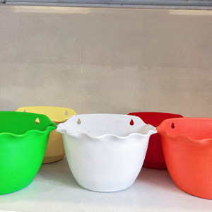 Pot de fleur rond suspendu en plastique durable et élégant pour le jardinage intérieur et extérieur parfait pour les fleurs et les légumes - Product Image 4