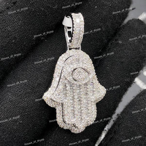 Pendentif main de Hamsa avec diamants en moissanite en argent 925 plaqué or, pendentif de luxe hip hop pour hommes - Product Image 2