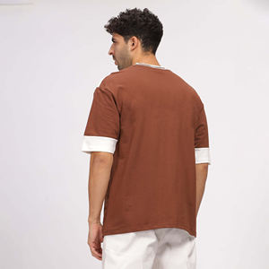 Camiseta casual de manga corta oversize para hombre, con paneles en contraste marrón y blanco en los hombros y cuello con ribete. - Product Image 2